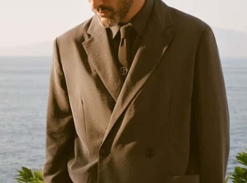 Modern — relaxed tailoring with crossbody bag